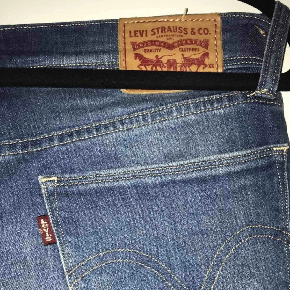Fina Levis jeans i fint skick, stl 27 passar m (skulle jag säga (modellen heter boyfriend skinny fit, priset kan diskuteras . Jeans & Byxor.
