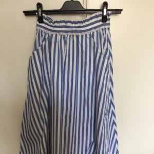  - Aldrig använt helt ny blå-vit skjol från BikBok