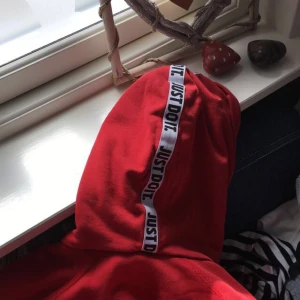  - Nike-tröja, har använts till träning några gånger men inte en favorit. Trycket är lite skavt därav priset men överlag i bra skick. Frakt tillkommer 😊