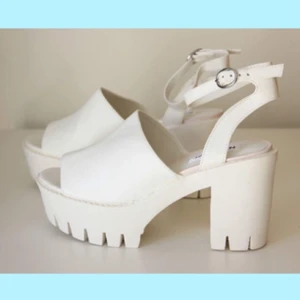  - Aldrig använda snygga samt sköna vardagsklackar i nytt skick. Stor i storleken, passar de med storlek 38. 