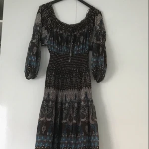  - Fin sommarklänning i mycket bra skick, använd bara ett fåtal gångar. Den passar bra både i vardagen och på fest. 