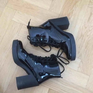  - Supersnygga blanka boots i strl 39. Köpta för något år sedan men säljer då de bara stått i garderoben.. Fint skick, som nya! Lite ”rynkor” fram där tyget böjs bara (syns på sista bilden). Möts i Stockholm 🌟