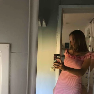  - Randig klänning med volang