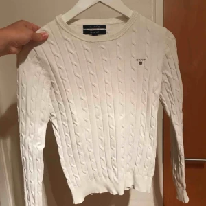  - Kabelstickad vit tröja från gant, använd flitigt men fortfarande i väldigt gott skick! Ord. Pris 1199kr