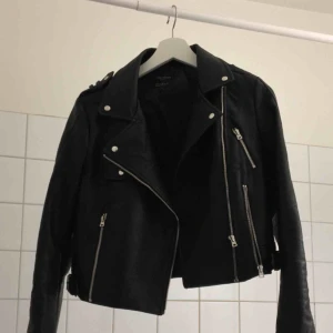  - Skinnjacka från Carlings. Kostade mig 799kr och använt den 2-3 gånger, förtjänar mer kärlek.