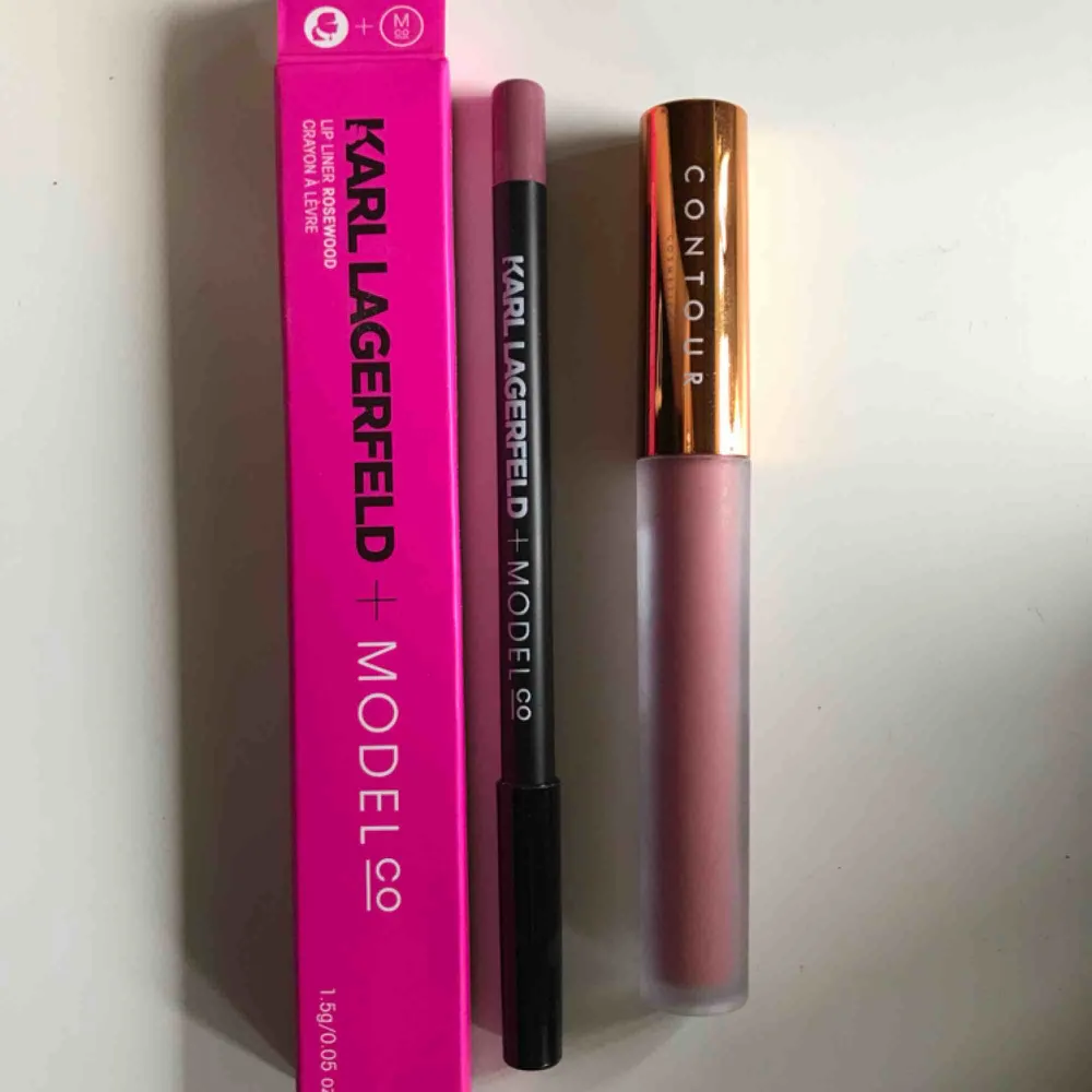 Säljer detta lipkit med läpppenna från KARL LAGERFELD  och ett liquid lipstick från CONTOUR COSMETICS i färgen JUJU  ALDRIG ANVÄND bara testad på armen . Accessoarer.