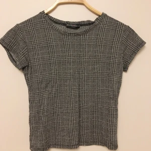  - Rutig t-shirt från Brandy Melville