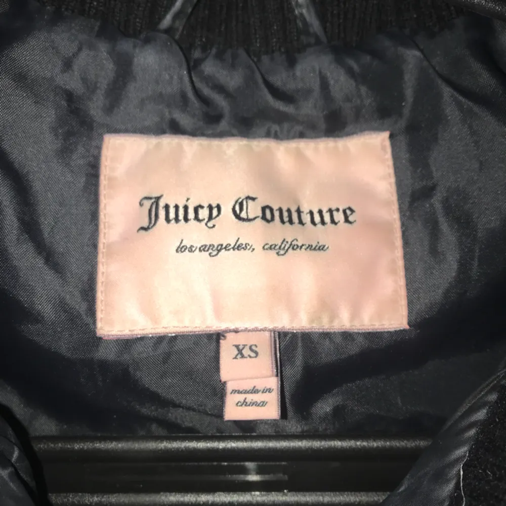 Juicy Couture dun jacka jätte skön å fin, väl använd, säljer pga av den är för liten för mig, frakt till kommer. Jackor.
