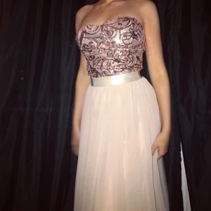  - Unik champagne rosa balklänning! Komplimenterar ens former och är mycket bekväm. Jag är 165cm och klänningen passar i både klackar och utan i längden, någorlunda lång utan klackar.