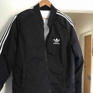  - Dunjacka! Varm. Storlek M herr. Fick plats med tröja under, gott och väl. Frakt står köparen för men kan mötas i Stockholm också. PUSS