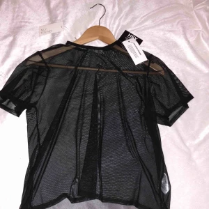  - Superfin tröja som endast är testad! Säljer då den aldrig kommit till användning och passar perfekt till till exempel fest. Eventuell frakt tillkommer!