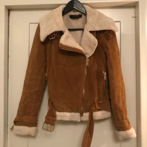  - Bomberjacka i mocka med päls. Brun och vit, använd 2 ggr. Superskön och snygg men har för många jackor :/ nypris 1100. *Frakt ingår i priset👍🏼* 