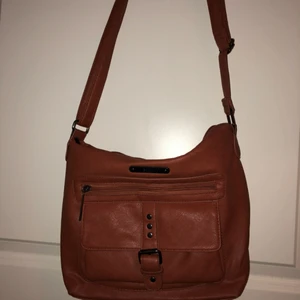  - Läderväska (fake såklart!) med många fack. Mycket praktisk! 