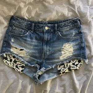 - Ett par jättefina Musse Pigg shorts från HM. aldrig använda så dem är i väldigt fint skick. köparen står för frakten.