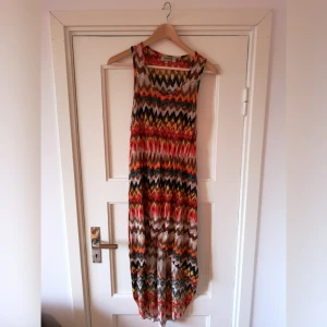  - Mönstrad klänning i syntetmaterial. Fin på stranden ⛱️