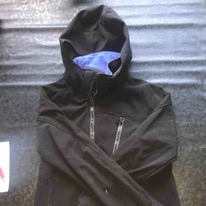  - Vår/höst jacka från Hm.  Kan skickas men köparen står för frakten. 