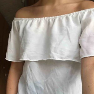  - Fin flowig blus, som aldrig kommer till användning.   Köparen står för frakt på 18kr(: