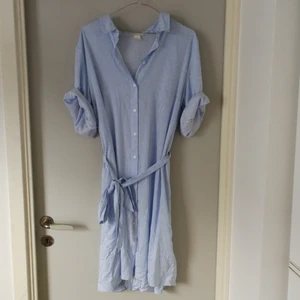 Randig klänning - Jag är S. Fin att använda på olika vis!!   Samfraktar gärna. Kan mötas i Sthlm. Pruta om något känns dyrt! 