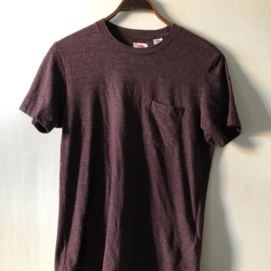  - T-shirt från Levis med ficka på bröstet. Kan hämtas i Uppsala eller skickas mot fraktkostnad 