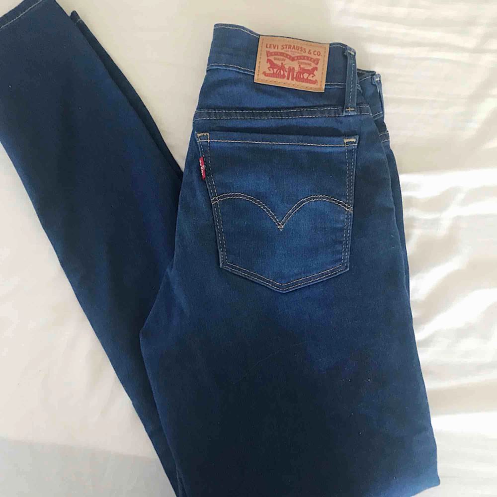 Helt oanvända äkta Levis jeans i deras super skinny 710 modell. Endast testade. Dom är väldigt stretchiga och storleken stämmer bra.  Eventuell frakt tillkommer . Jeans & Byxor.