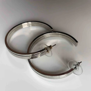  - Silvriga enkla runda örhängen i en tjockare modell