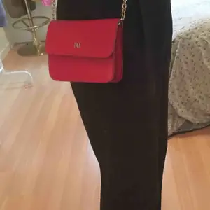En handväska i röd färg! Superfin med fack inuti:)