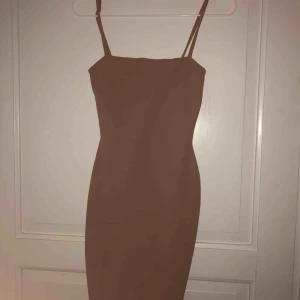  - Tight rosa/beige klänning från Nelly säljer pga att jag aldrig använt den (frakt står köparen för) klänningen är ljusare i verkligheten 