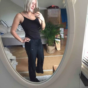  - Coola prassel byxor från Nike med dragkedja längst ned samt hål vid knäna! 