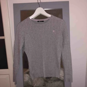  - Köpt på Gina Tricot för 2/3 år sen för runt 200-300. Använd ett fåtal gånger så nästan som i nyskick! Betalning sker via swish💸 Köparen står för frakt💕