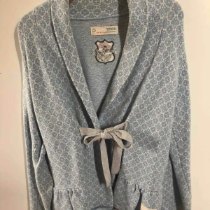  - Blå kofta från Odd Molly i st 1 som är lättanvänd. 