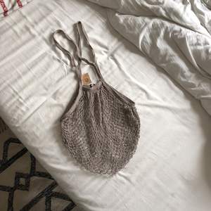 Stringbag i mörk beige/grå. Aldrig använd. Köpt i Danmark. 100% bomull.   Mått: 35 x 70 cm.   