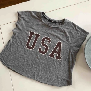  - Croppad t-shirt från BikBok! Frakt tillkommer