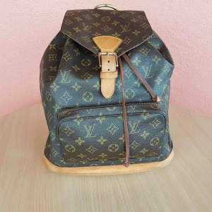  - Säljer nu min fina 100% äkta Louis Vuitton Ryggsäck Montsouris Monogram GM Vintage. Den är i fint skick  Tillverkningsland : Frankrike  (  År 2001  ) Maila mig på mirjamprivat@hotmail.com eller ring 0034600375554 kan också nås på What’s app