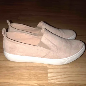  - Fina rosa mocka skor! Priset inkl frakt! Frågor? Ställ dom!😍