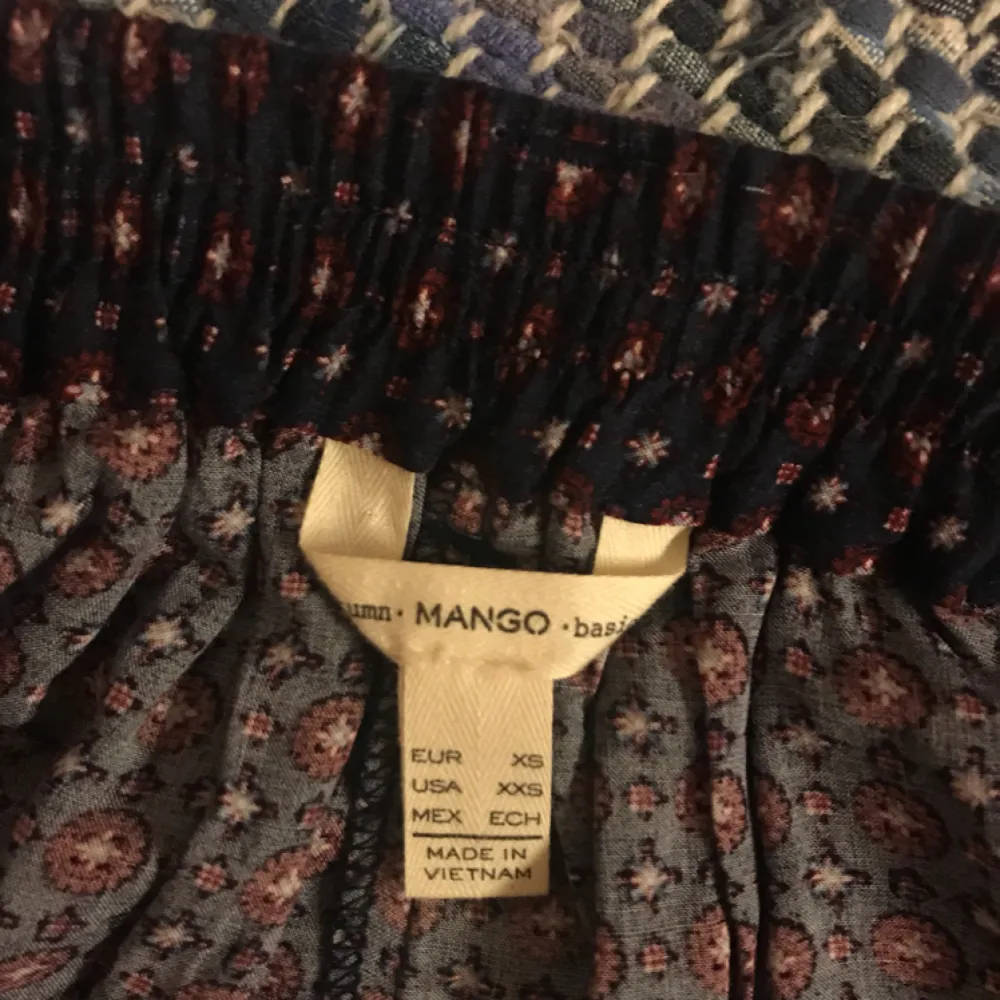 Söt mönstrad kjol från MANGO. Bältet hör till och är avtagbart. Plagget är i bra skick och säljs då den används alldeles för lite. Frakt ingår 😊. Kjolar.