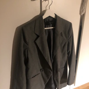 Blazer - Grå blazer från bikbok, säljs inte längre! Fin passform, oversize utan att se ”för stor” ut på mig. Strl XS men passar även S. Knappt använd! 