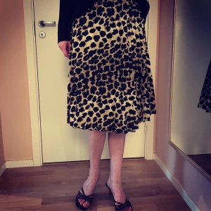 Klockad kjol i leopard från Zara  - Superfin kjol!! Perfekt i vår&sommar 💚 Använd 1 gång! 150:- Frakt skicka lätt 66:- Kan hämtas på Värmdö! 