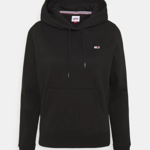 Tommy Hilfiger Hoodie  - Supersnygg svart hoodie från Tommy Hilfiger/Jeans i storlek Small. Väldigt sparsamt använd på grund av att jag ångrade att jag inte köpte en större. Köptes för 1049kr. Frakt tillkommer.