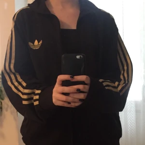 adidaströja - supersnygg adidas zip up!! köpt på 2hand men har inte använt så mkt så därför säljer jag 🙃🙃 storlek L och sitter supersnyggt oversized! några supersmå fläcker som jag tror går bort i tvätten:) hör av er vid frågor 💓