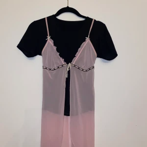 Super gulligt nattlinne  - Super gulligt nattlinne från HM som kan användas över tex en T-shirt då det är väldigt genomskinligt. Linnet är i en jättefin ljusrosa färg med vita rosetter och ett vitt band som detalj. Storleken är en xs men funkar för s med.