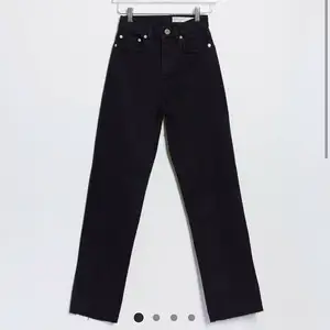 Säljer ett par nya svarta straight leg jeans i storlek W30 L36 köpt från asos. Tjockt material och väldigt snygga. Skriv vid intresse. Frakten står köparen för.
