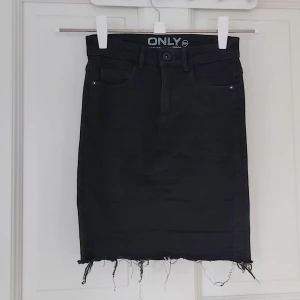 Jeans kjol  - Svart jeanskjol i bra skick. 50 kr plus frakt 
