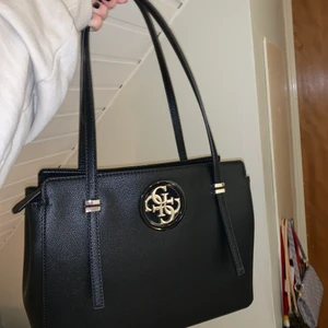 Guess väska - Superfin väska från Guess, använd ett fåtal gånger så helt i nyskick. Rymlig men lagom stor. Frakt tillkommer