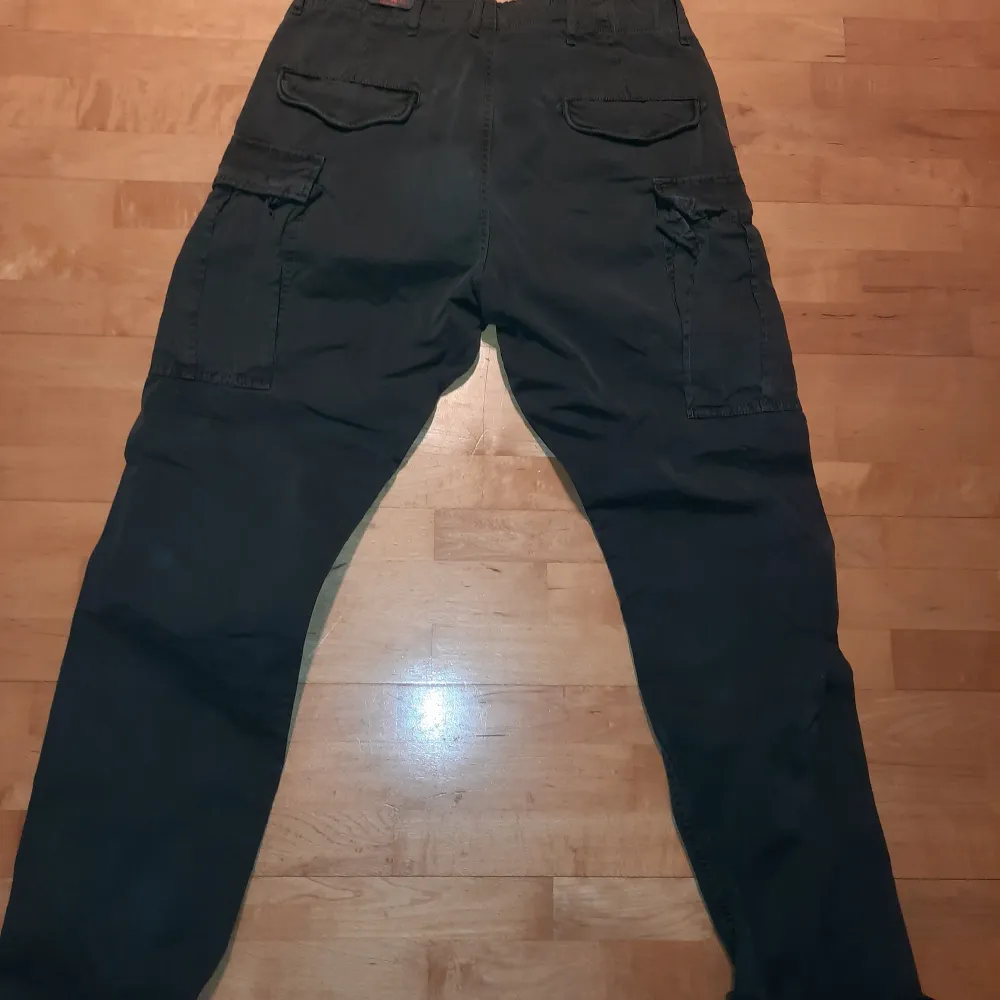 Mörkgröna Superdry cargo. Aldrig använda, fick i present.. Jeans & Byxor.