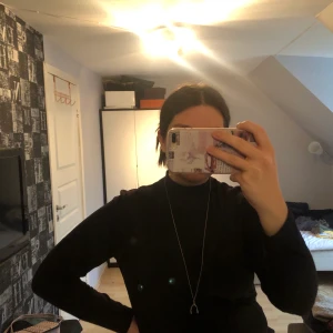 Halsband - Snyggt långt halsband från Ur & Penn. Köparen står för frakten OBS finns billigare frakt men paketet är isåfall inte spårbart!