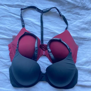 Victoria secret BH - Säljer två VS bh:ar som är nästintill oanvända, kanske använda 3-5 ggr men de är verkligen i nyskick. Den vinröda är knäppning där fram och utan push up medans den svarta är push up/vadderad. Köpta i london men står att storleken är 75E men skulle säga att den vinröda är 75D medans den svarta är 75C/D. 50kr styck. Frakt tillkommer.💞