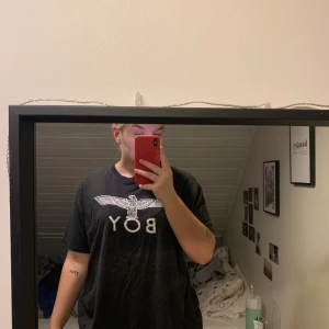 T-shirt BOY LONDON - Snygg t-shirt från BOY som är storlek XL, blir supersnygg som oversized! Den är gammal men ändå bra skick! Frakt tillkommer