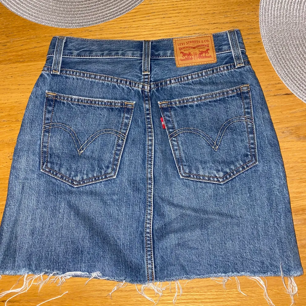 Superfin jeanskjol från Levis som tyvärr ej passar mig längre. Storleken är 23 vilket passar XS/S. Köparen står för frakt💕💕💕✨. Kjolar.