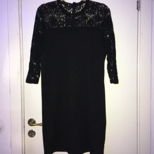 BLACK LACE DRESS - Svart klänning med armar i spets💯