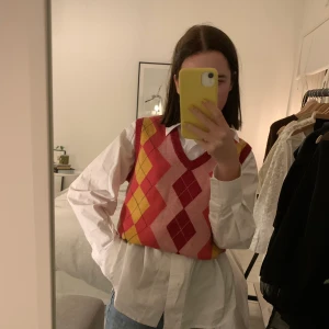 Vintage stickad väst, så fiiin kvalitet 💕😍 - Köpt på secondhand. Märket är Fredperry. Stickad väst som är jätte trendigt just nu och perfekt nu till vintern men även till sommaren!! Passar allt ifrån s-m. Som xs är den lite over sized (ser ni på bilden). Men är stretchig och kan därför passa de flesta!  🍁✨🥰 Budgivning i kommentarsfältet! 💕💕